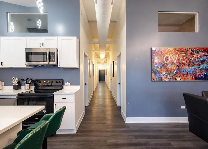 Massive 6br Luxury Sleeps 12 Guests With Jacuzzi & Pool Table Perfect Group And Optional Parking Near Mccormick Place & Soldier Field *