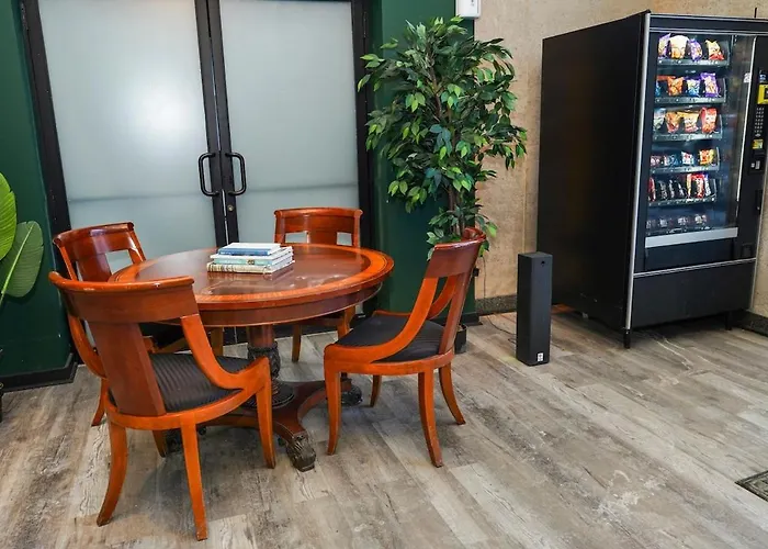Massive 6br Luxury Sleeps 12 Guests With Jacuzzi & Pool Table Perfect Group And Optional Parking Near Mccormick Place & Soldier Field Apartment Chicago