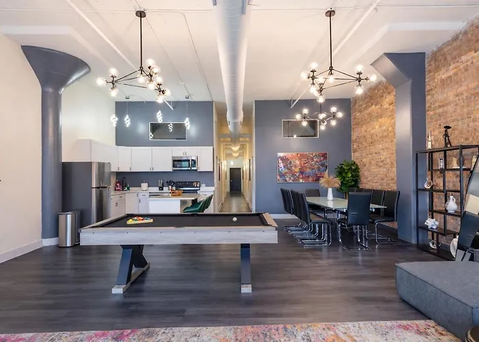 Massive 6br Luxury Sleeps 12 Guests With Jacuzzi & Pool Table Perfect Group And Optional Parking Near Mccormick Place & Soldier Field Chicago