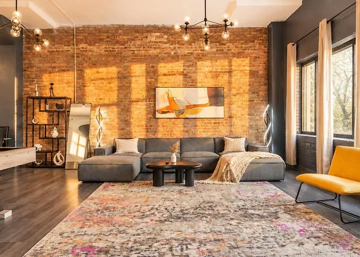 Massive 6br Luxury Sleeps 12 Guests With Jacuzzi & Pool Table Perfect Group And Optional Parking Near Mccormick Place & Soldier Field
