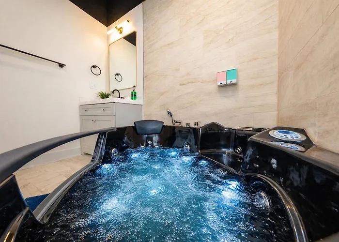 Massive 6br Luxury Sleeps 12 Guests With Jacuzzi & Pool Table Perfect Group And Optional Parking Near Mccormick Place & Soldier Field Apartment *