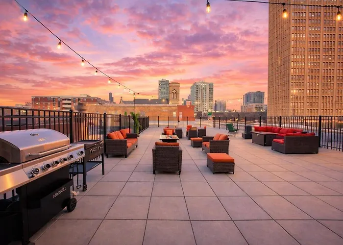 Massive 6br Luxury Sleeps 12 Guests With Jacuzzi & Pool Table Perfect Group And Optional Parking Near Mccormick Place & Soldier Field Apartment Chicago