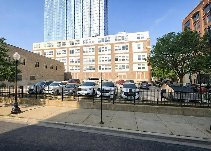 Massive 6br Luxury Sleeps 12 Guests With Jacuzzi & Pool Table Perfect Group And Optional Parking Near Mccormick Place & Soldier Field *