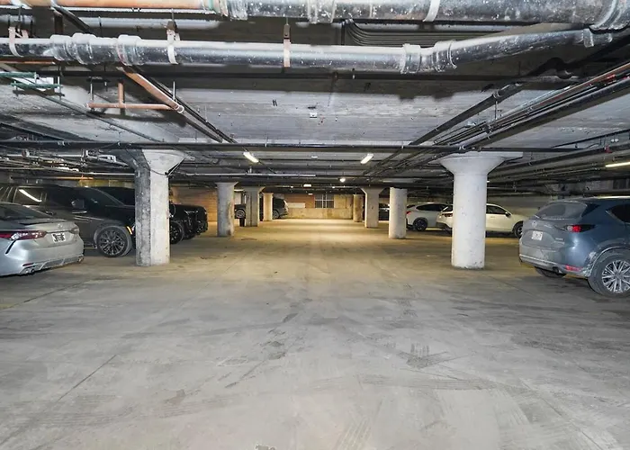 Massive 6br Luxury Sleeps 12 Guests With Jacuzzi & Pool Table Perfect Group And Optional Parking Near Mccormick Place & Soldier Field Chicago