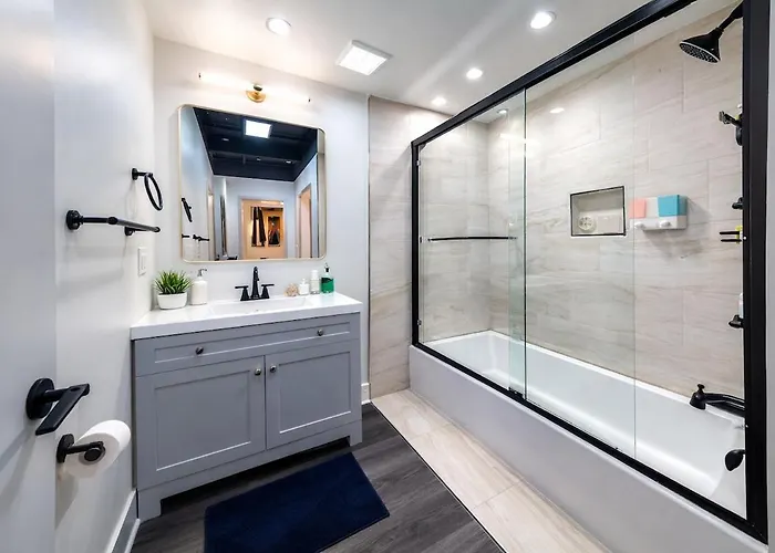 Massive 6br Luxury Sleeps 12 Guests With Jacuzzi & Pool Table Perfect Group And Optional Parking Near Mccormick Place & Soldier Field * Chicago