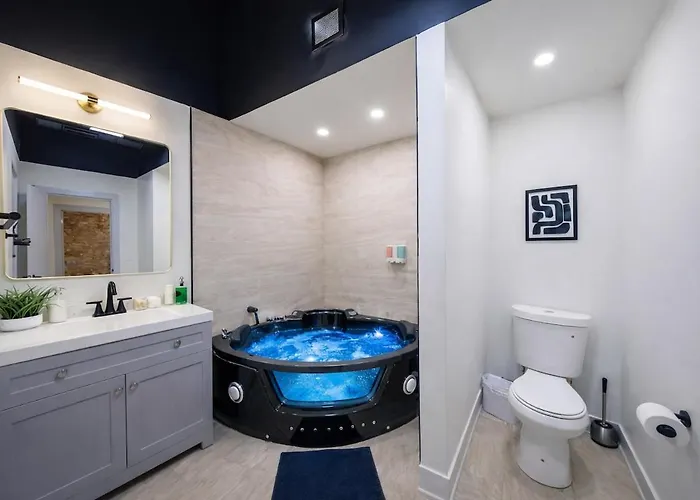 Massive 6br Luxury Sleeps 12 Guests With Jacuzzi & Pool Table Perfect Group And Optional Parking Near Mccormick Place & Soldier Field Apartment *