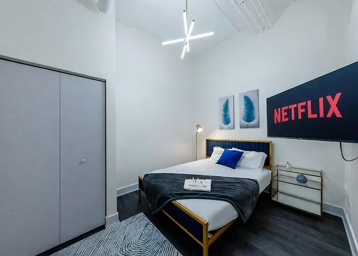 Massive 6br Luxury Sleeps 12 Guests With Jacuzzi & Pool Table Perfect Group And Optional Parking Near Mccormick Place & Soldier Field Apartment Chicago