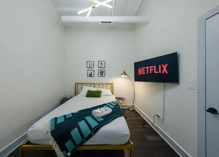 Apartment Massive 6br Luxury Sleeps 12 Guests With Jacuzzi & Pool Table Perfect Group And Optional Parking Near Mccormick Place & Soldier Field *
