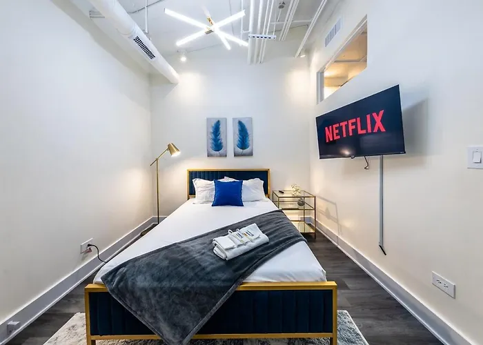 Apartment Massive 6br Luxury Sleeps 12 Guests With Jacuzzi & Pool Table Perfect Group And Optional Parking Near Mccormick Place & Soldier Field Chicago