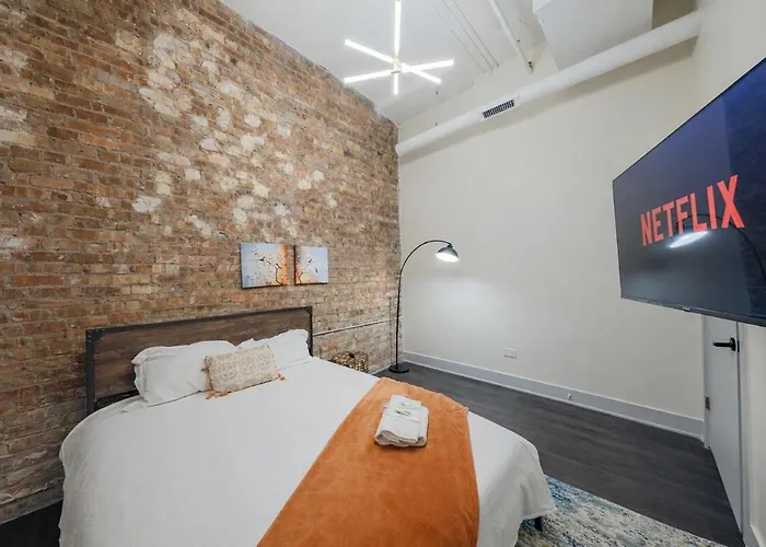 Massive 6br Luxury Sleeps 12 Guests With Jacuzzi & Pool Table Perfect Group And Optional Parking Near Mccormick Place & Soldier Field Chicago