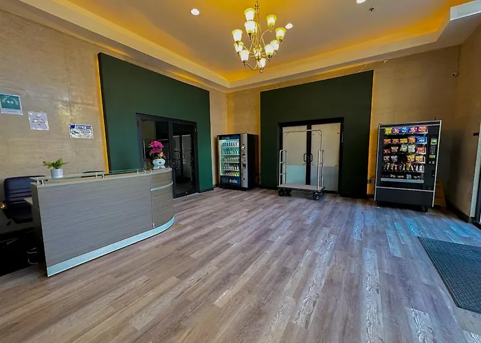 Massive 6br Luxury Sleeps 12 Guests With Jacuzzi & Pool Table Perfect Group And Optional Parking Near Mccormick Place & Soldier Field *