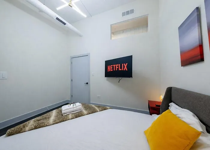 Apartment Massive 6br Luxury Sleeps 12 Guests With Jacuzzi & Pool Table Perfect Group And Optional Parking Near Mccormick Place & Soldier Field Chicago