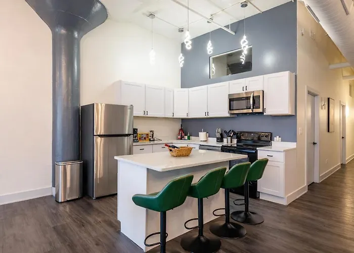 Massive 6br Luxury Sleeps 12 Guests With Jacuzzi & Pool Table Perfect Group And Optional Parking Near Mccormick Place & Soldier Field Chicago