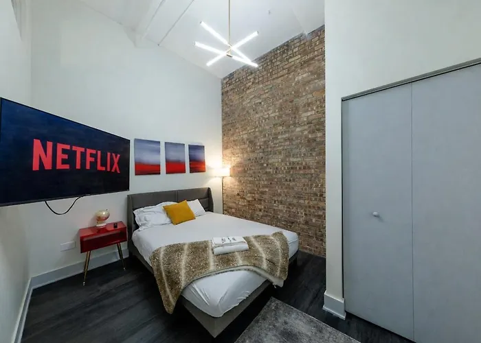 Massive 6br Luxury Sleeps 12 Guests With Jacuzzi & Pool Table Perfect Group And Optional Parking Near Mccormick Place & Soldier Field * Chicago