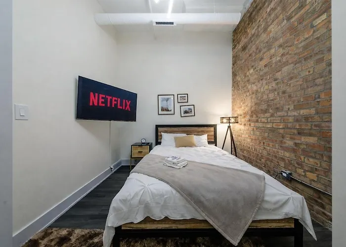 Massive 6br Luxury Sleeps 12 Guests With Jacuzzi & Pool Table Perfect Group And Optional Parking Near Mccormick Place & Soldier Field Apartment