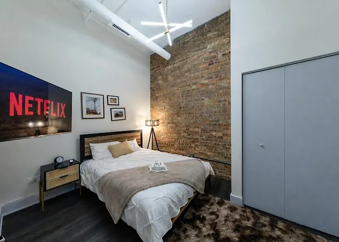 Massive 6br Luxury Sleeps 12 Guests With Jacuzzi & Pool Table Perfect Group And Optional Parking Near Mccormick Place & Soldier Field Apartment *