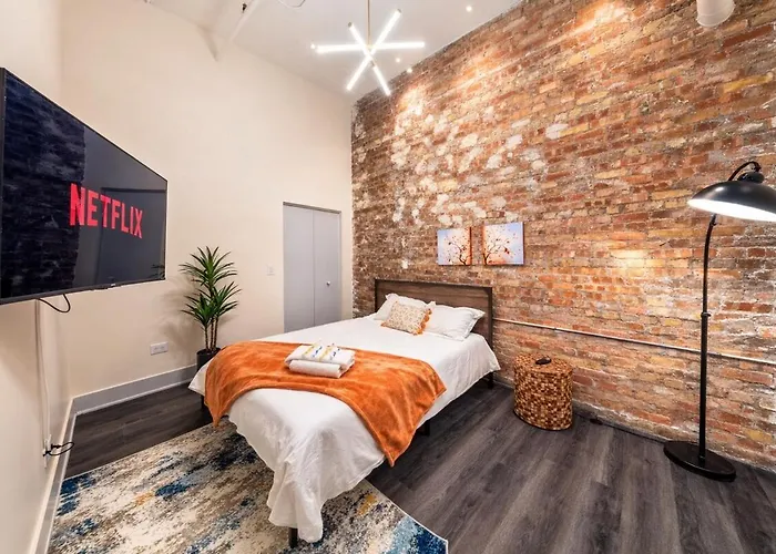 Massive 6br Luxury Sleeps 12 Guests With Jacuzzi & Pool Table Perfect Group And Optional Parking Near Mccormick Place & Soldier Field Apartment Chicago