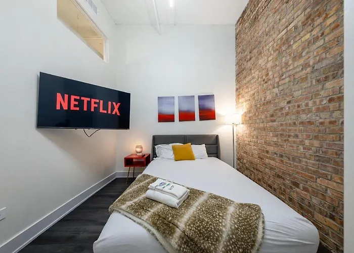Massive 6br Luxury Sleeps 12 Guests With Jacuzzi & Pool Table Perfect Group And Optional Parking Near Mccormick Place & Soldier Field Chicago
