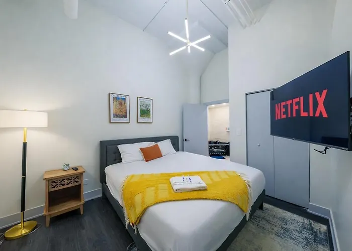 Massive 6br Luxury Sleeps 12 Guests With Jacuzzi & Pool Table Perfect Group And Optional Parking Near Mccormick Place & Soldier Field Apartment Chicago