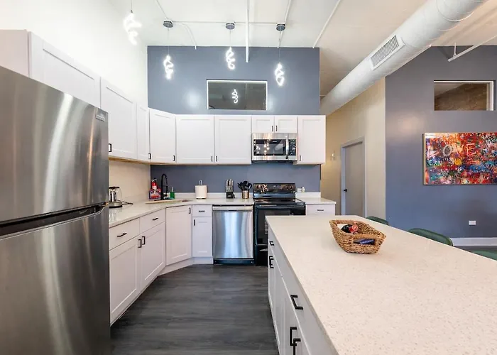 Massive 6br Luxury Sleeps 12 Guests With Jacuzzi & Pool Table Perfect Group And Optional Parking Near Mccormick Place & Soldier Field * Chicago