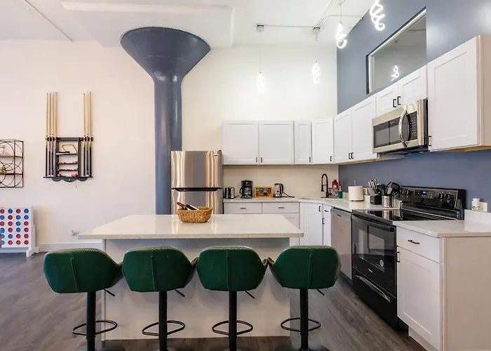 Apartment Massive 6br Luxury Sleeps 12 Guests With Jacuzzi & Pool Table Perfect Group And Optional Parking Near Mccormick Place & Soldier Field *