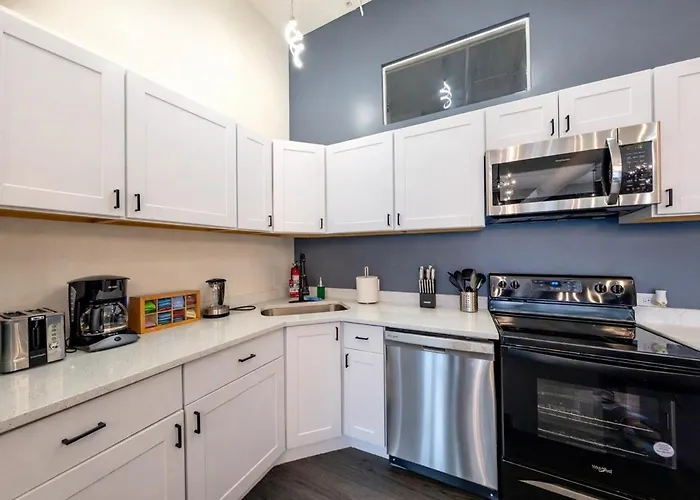 Apartment Massive 6br Luxury Sleeps 12 Guests With Jacuzzi & Pool Table Perfect Group And Optional Parking Near Mccormick Place & Soldier Field *