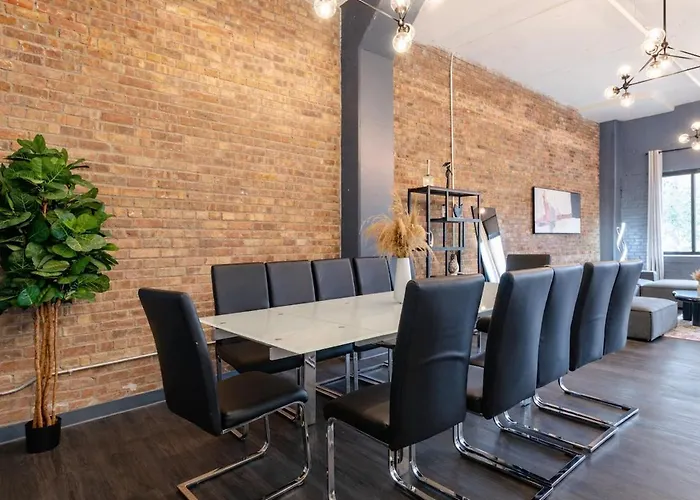 Massive 6br Luxury Sleeps 12 Guests With Jacuzzi & Pool Table Perfect Group And Optional Parking Near Mccormick Place & Soldier Field Chicago