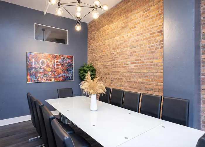 Massive 6br Luxury Sleeps 12 Guests With Jacuzzi & Pool Table Perfect Group And Optional Parking Near Mccormick Place & Soldier Field