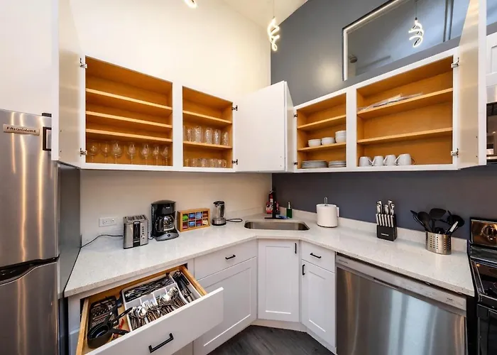 Apartment Massive 6br Luxury Sleeps 12 Guests With Jacuzzi & Pool Table Perfect Group And Optional Parking Near Mccormick Place & Soldier Field *