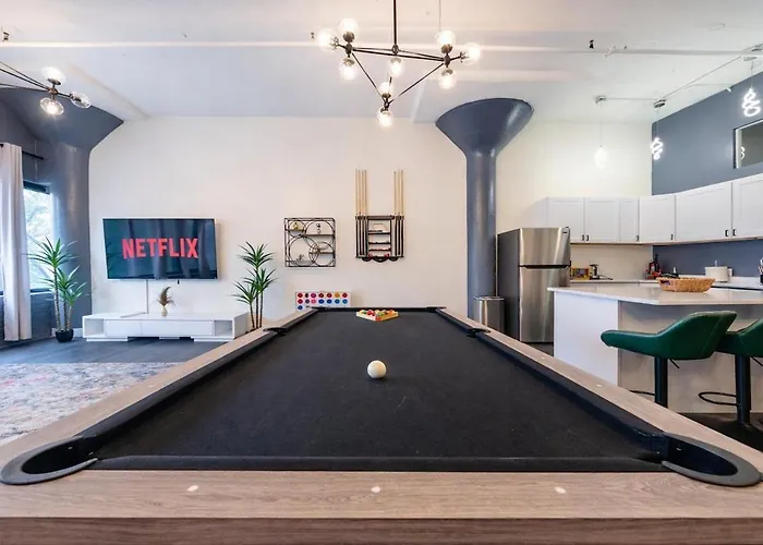 Massive 6br Luxury Sleeps 12 Guests With Jacuzzi & Pool Table Perfect Group And Optional Parking Near Mccormick Place & Soldier Field